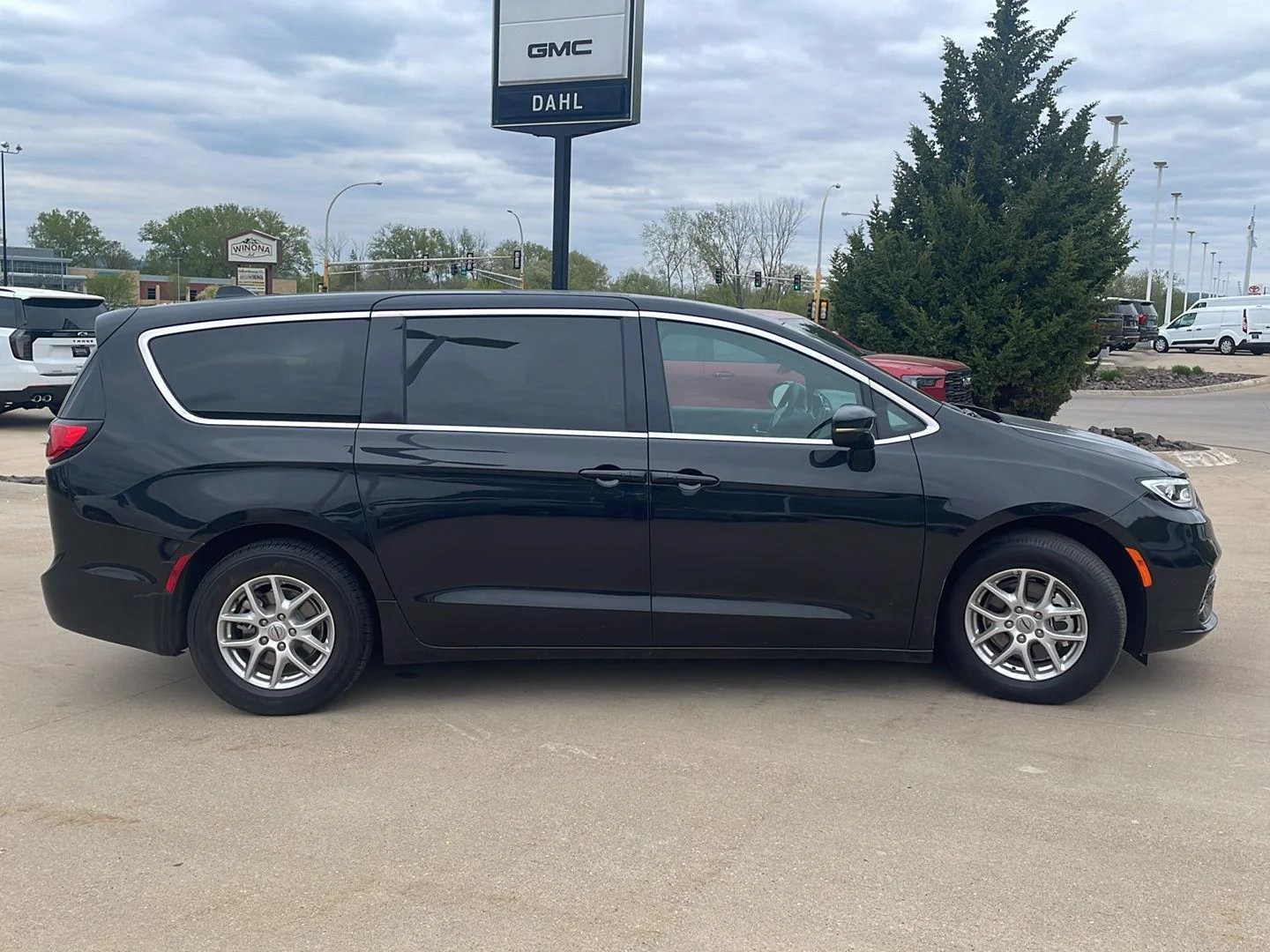 Used 2025 Chrysler Pacifica Select with VIN 2C4RC1BG1SR532588 for sale in Winona, Minnesota