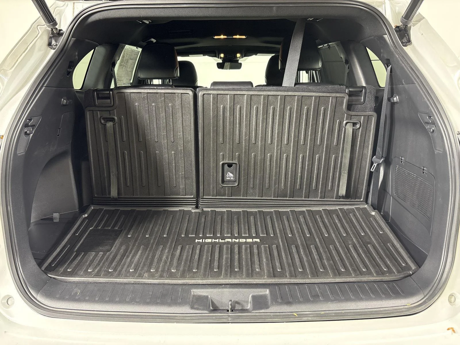 Used 2022 Wind Chill Pearl Toyota XSE image 19