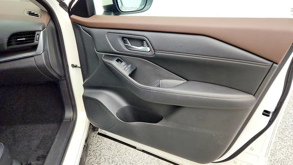 Used 2023 Pearl White Tricoat Nissan FWD SV image 21