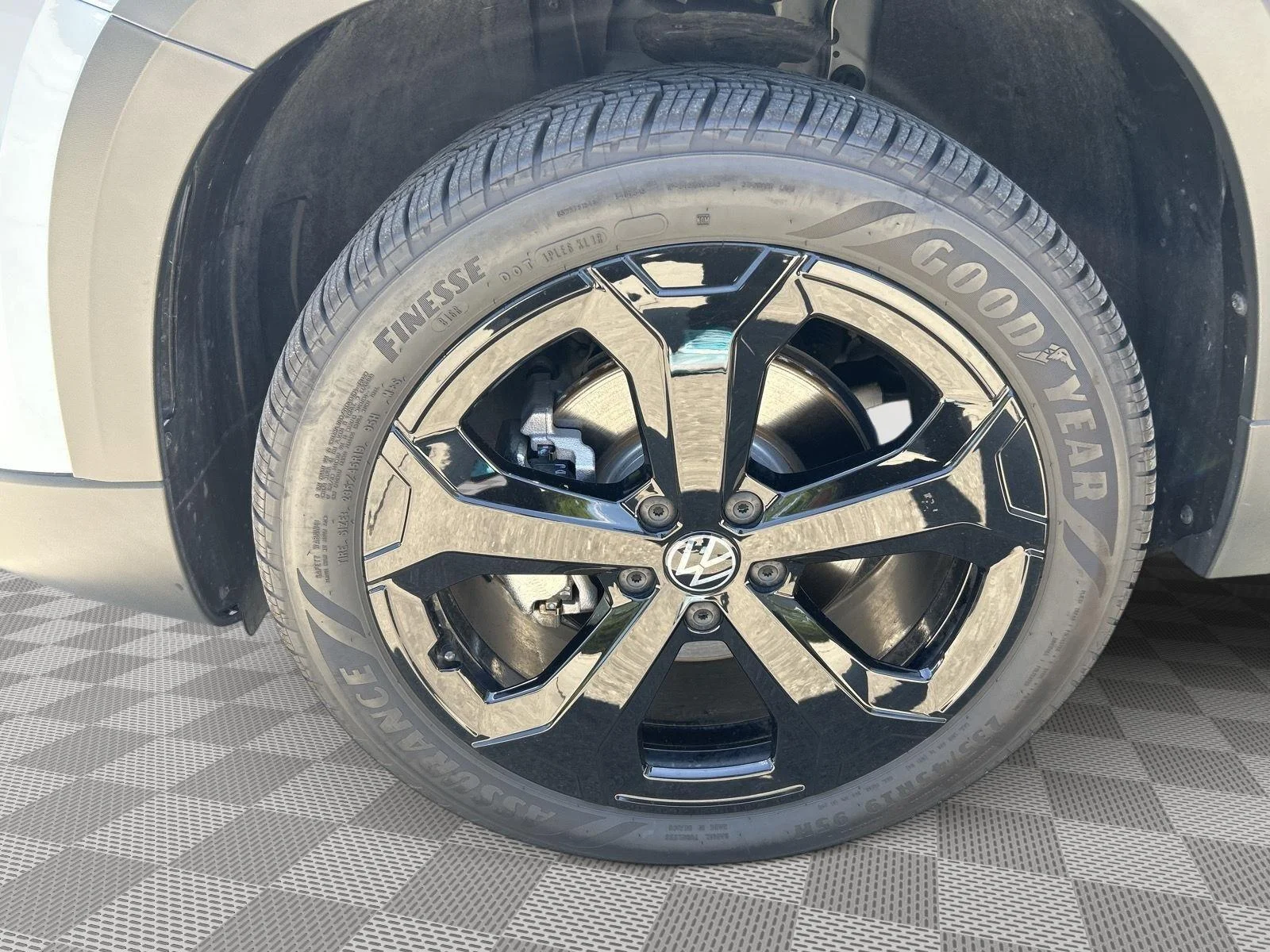 Certified Used 2025 GRAY Volkswagen SE Black image 20