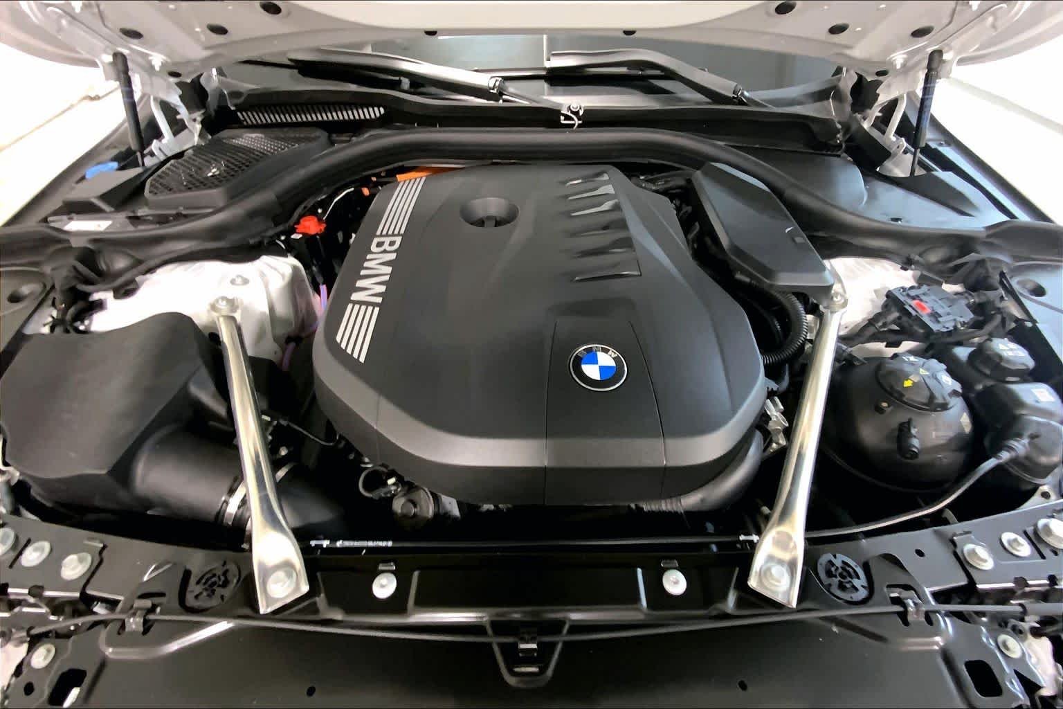 New 2026 Mineral White Metallic BMW 550e xDrive image 16
