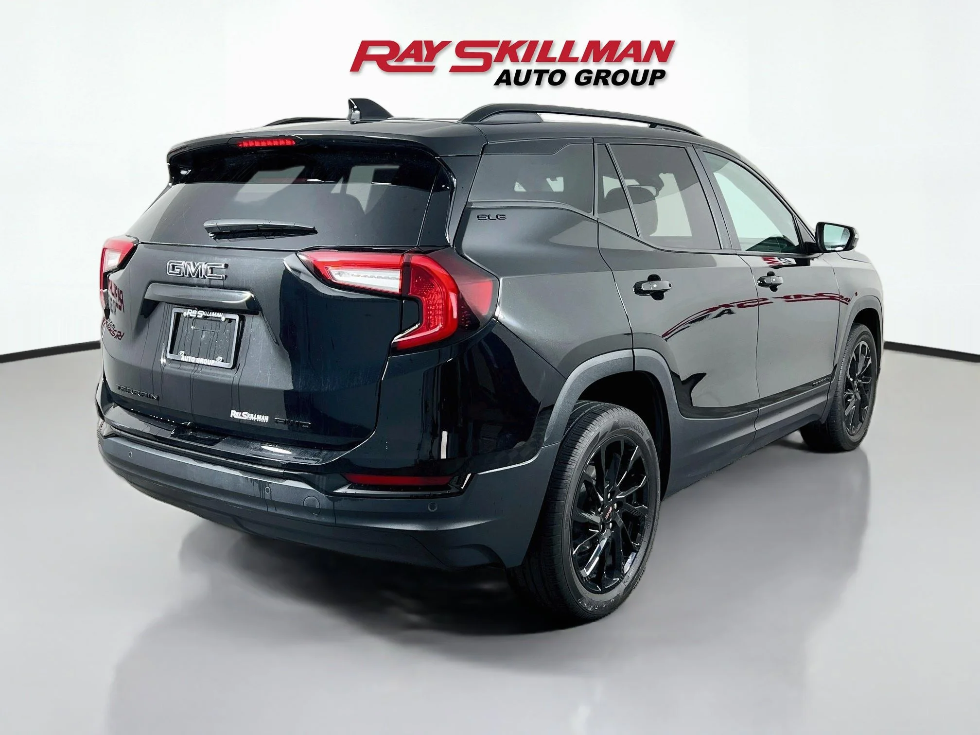 Used 2023 Ebony Twilight Metallic GMC SLE image 7