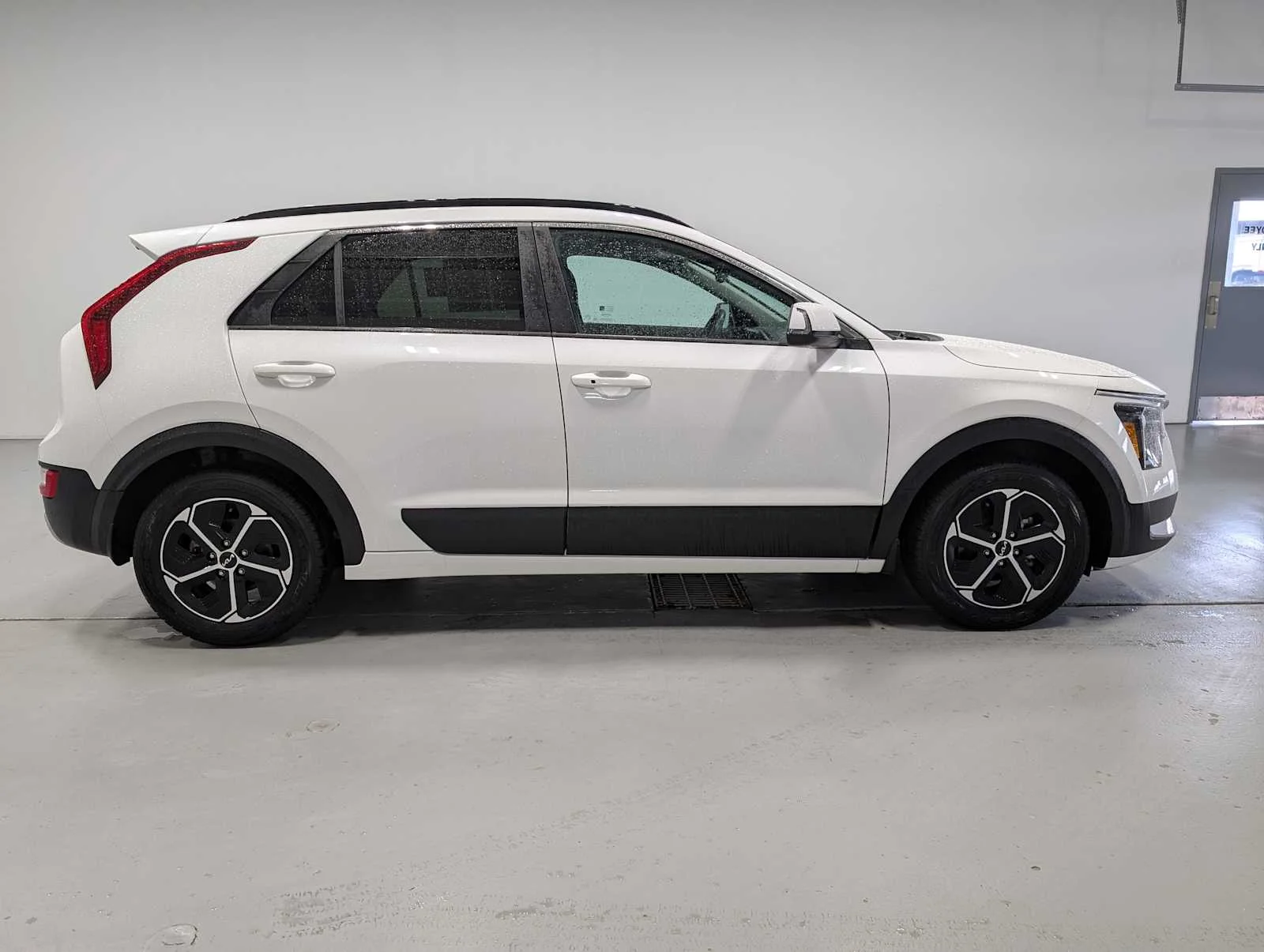 Used 2024 Snow White Pearl Kia EX image 7
