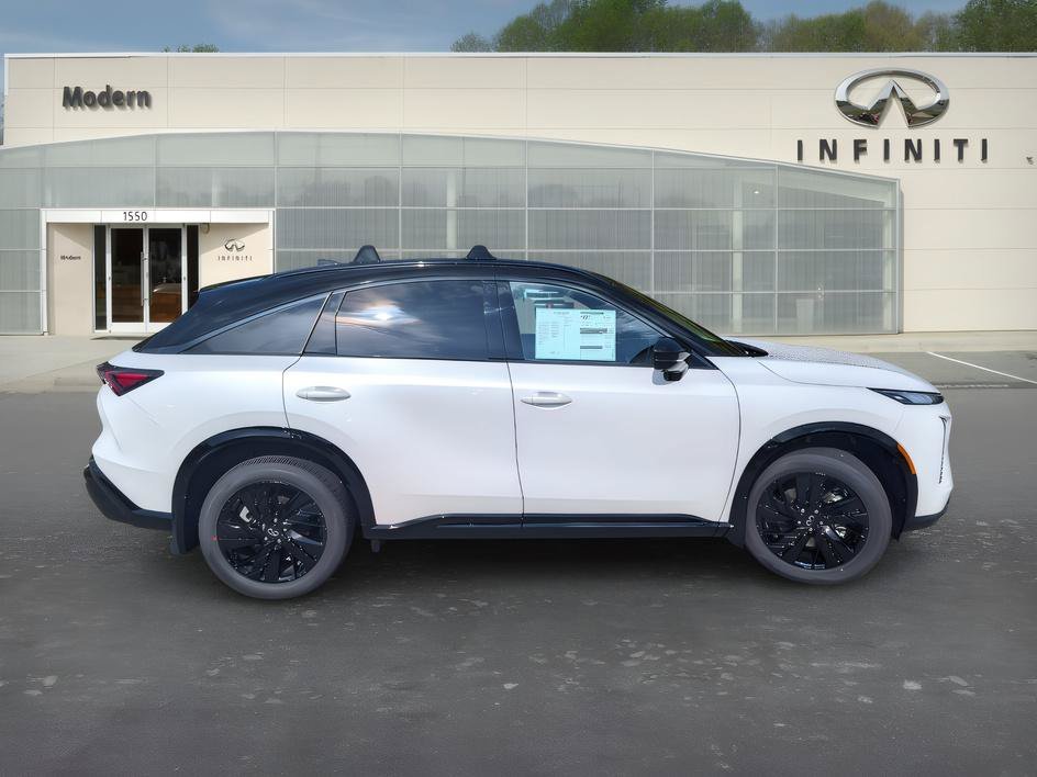 New 2027 2T RAD WHT INFINITI SPORT image 4