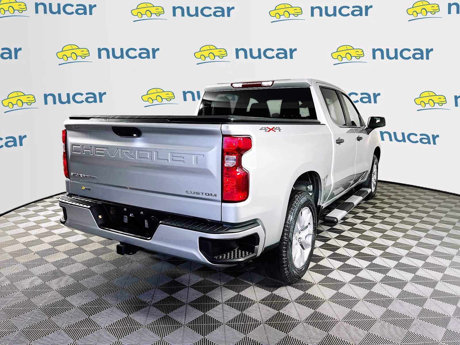 Used 2022 Silver Ice Metallic Chevrolet Custom image 7