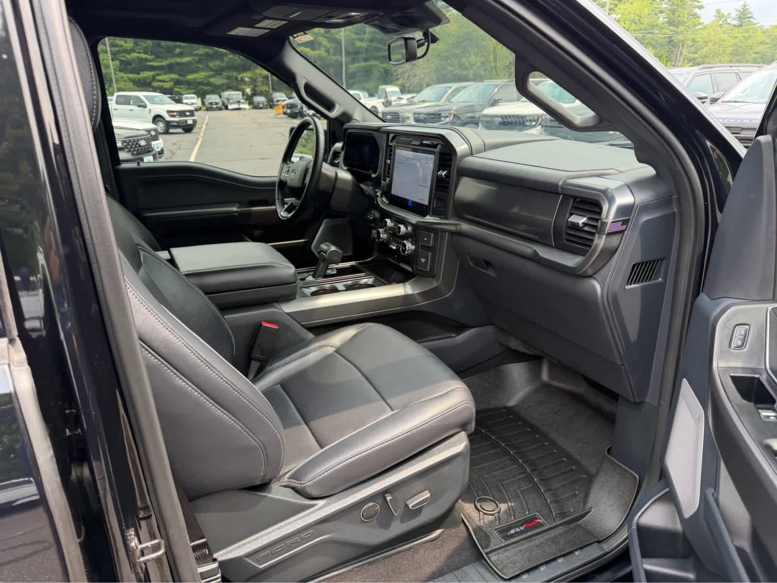 Used 2025 Agate Black Metallic Ford LARIAT image 13