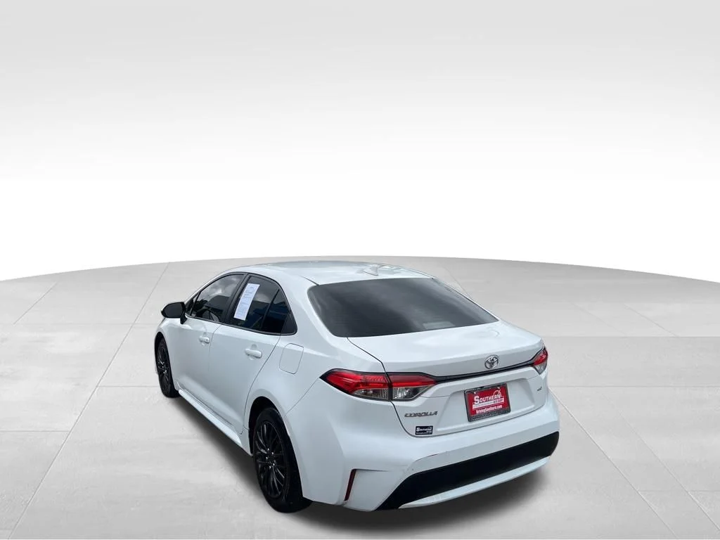 Used 2022 White Toyota LE image 14