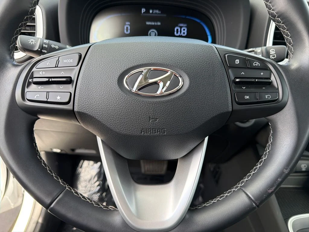 Used 2025 White Hyundai SEL image 14