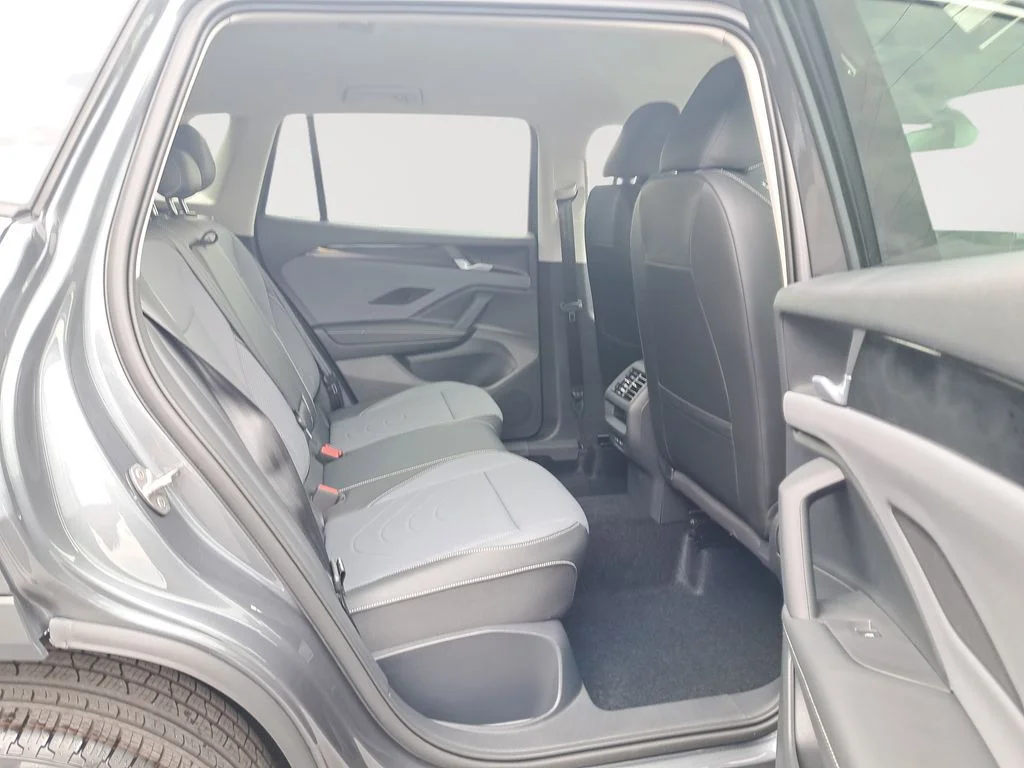 2025 Volkswagen Tiguan SE - Photo 11