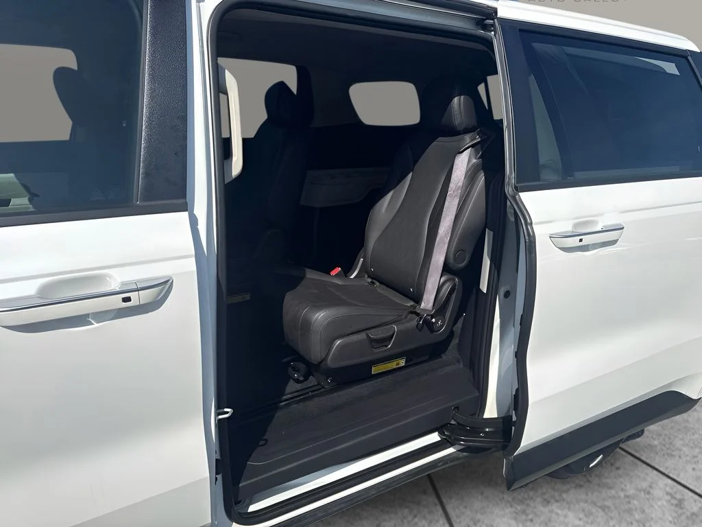 Used 2024 White Kia LX image 21