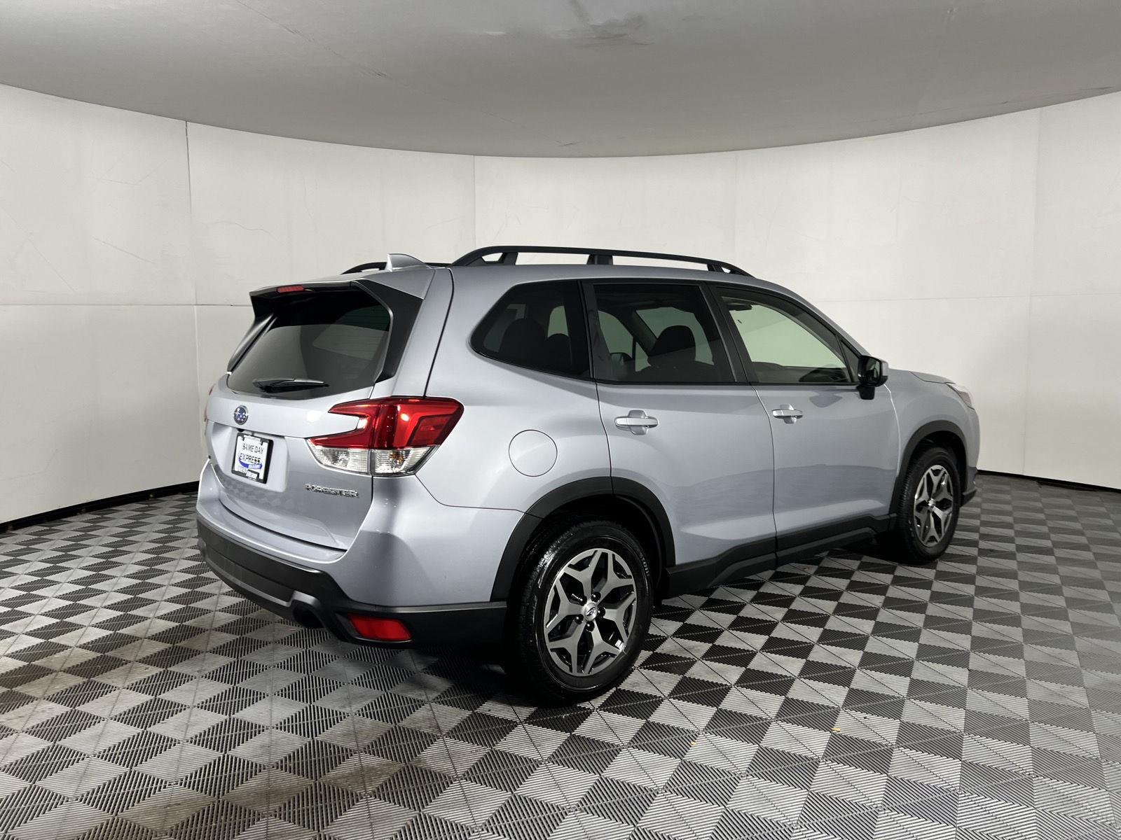 Used 2023 Ice Silver Metallic Subaru Premium image 25
