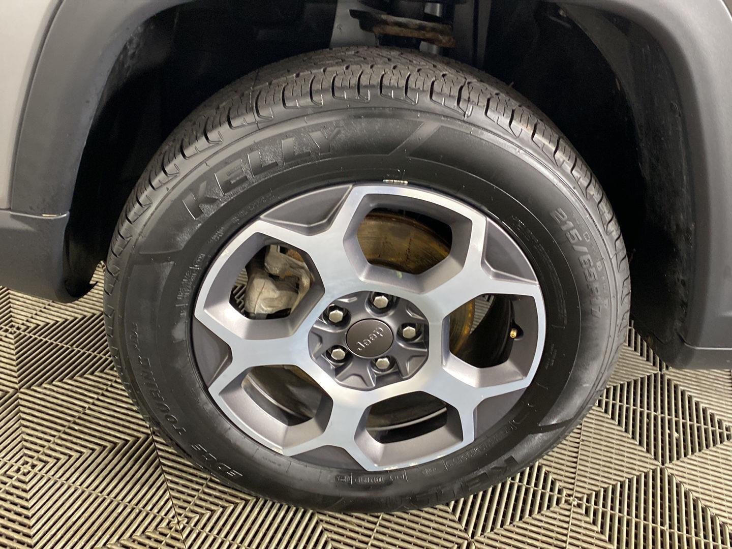 Used 2022 Billet Silver Metallic Clearcoat Jeep Trailhawk image 27