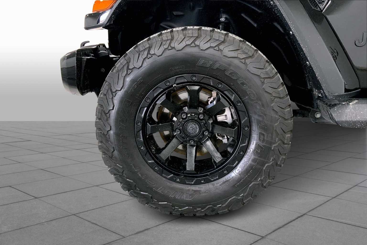 Used 2022 Black Clearcoat Jeep High Altitude image 10