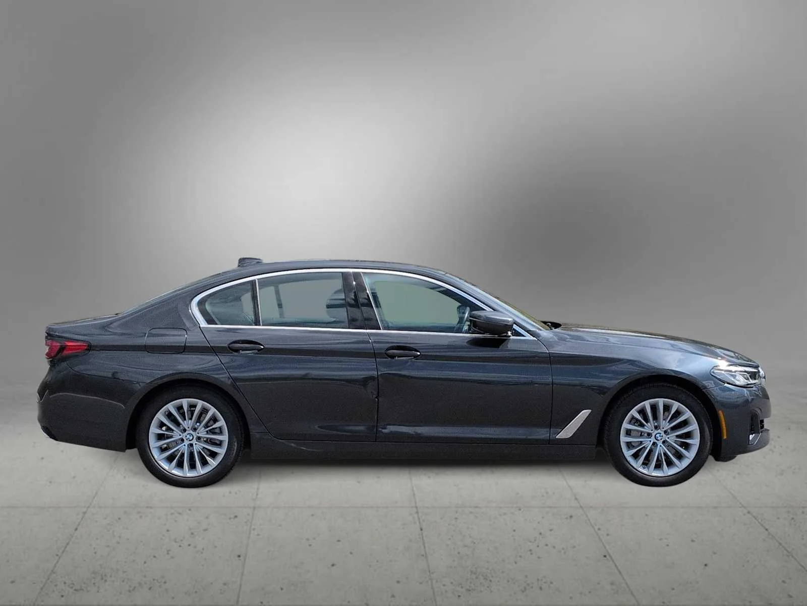 Used 2021 Dark Graphite Metallic BMW 530e xDrive image 9