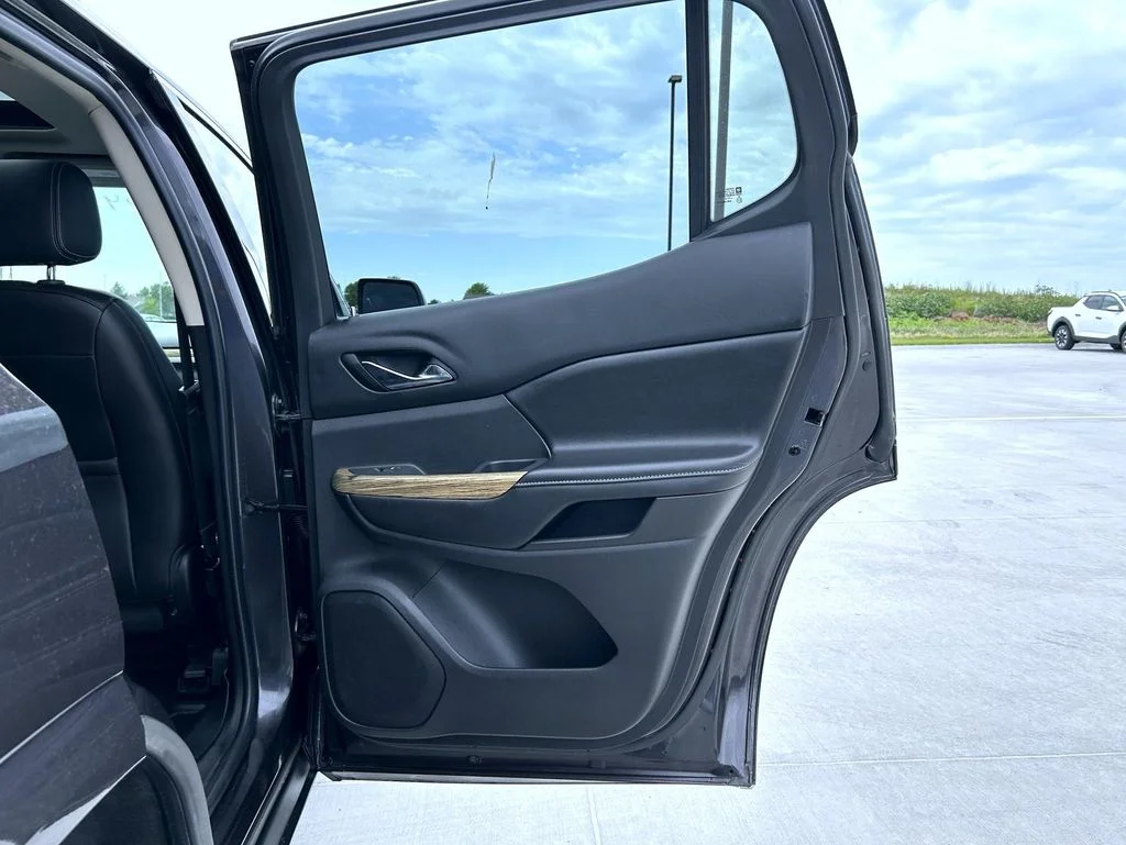 Used 2019 Silver GMC Denali image 18