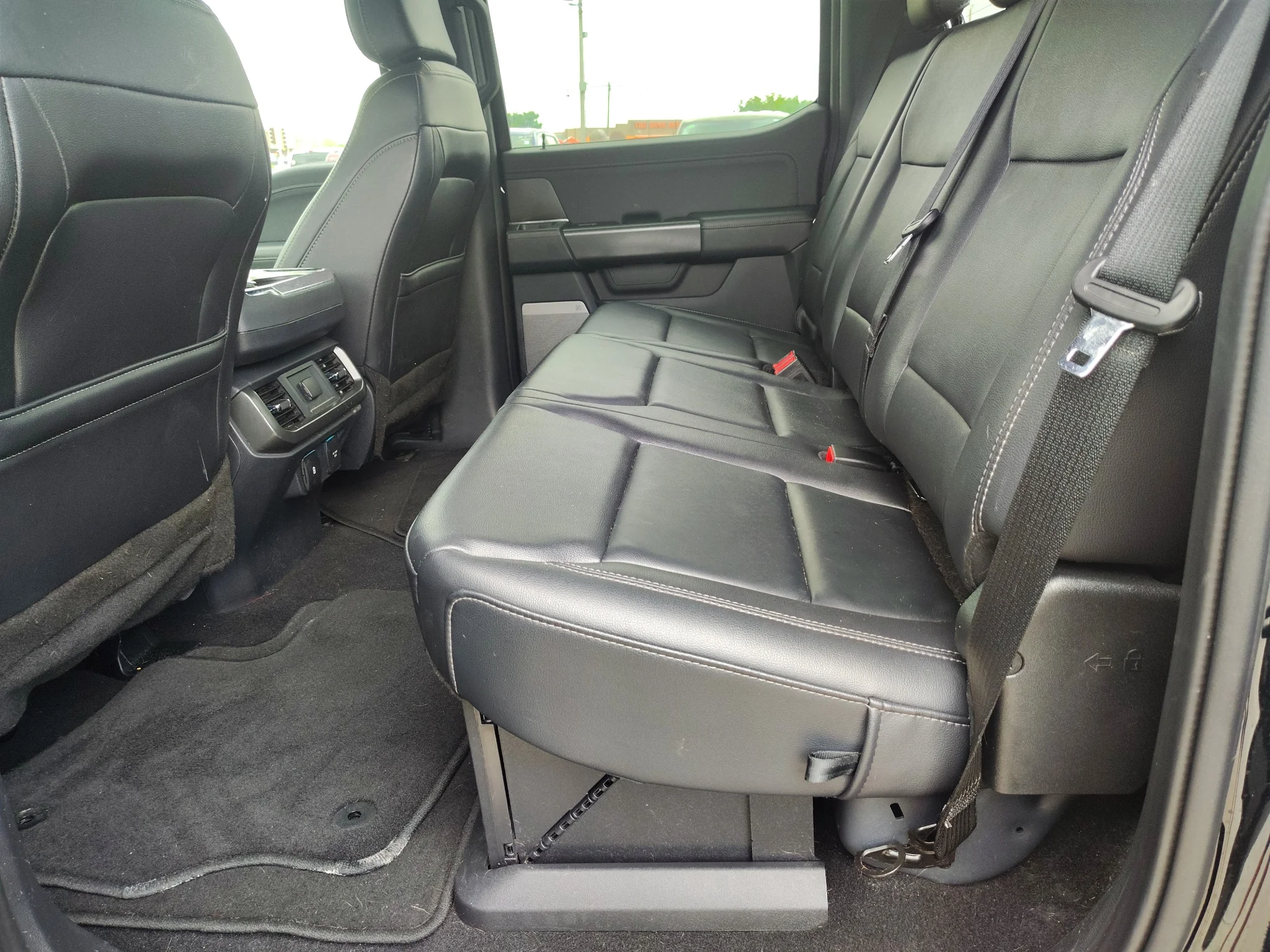 Used 2024 Agate Black Metallic Ford XLT image 12