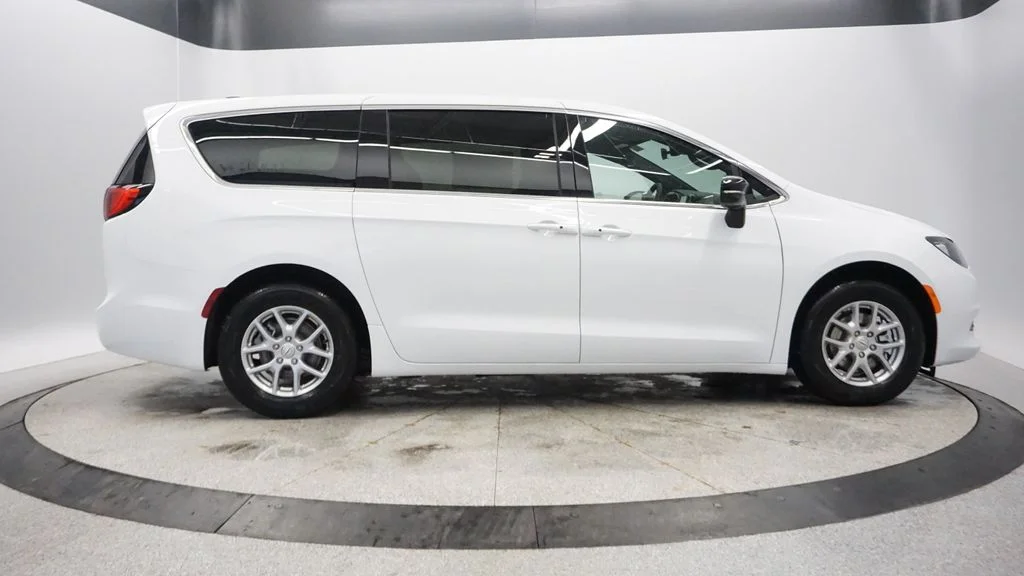 New 2026 Bright White Clear-Coat Exterior Paint Chrysler LX image 11