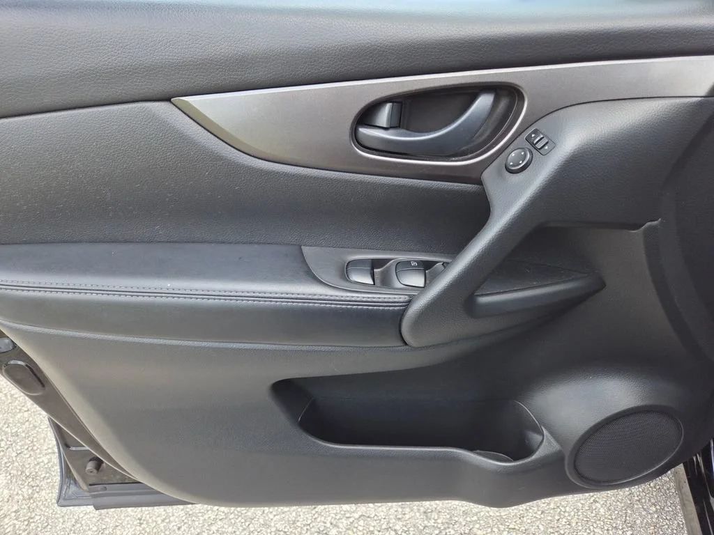 Used 2020 Magnetic Black Pearl Nissan S image 30