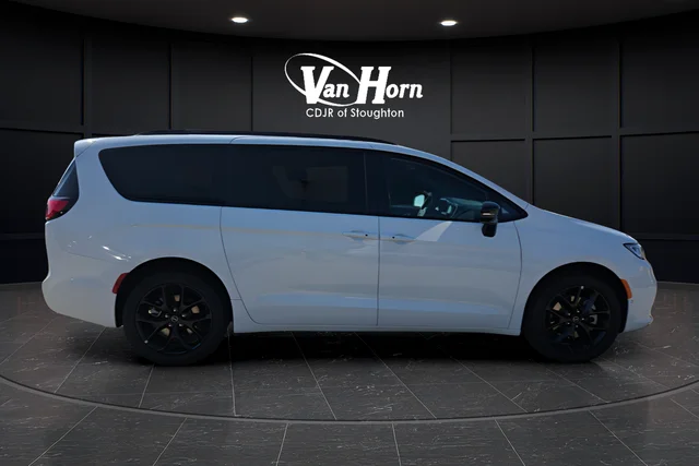 New 2026 Bright White Clear-Coat Exterior Paint Chrysler Limited image 2