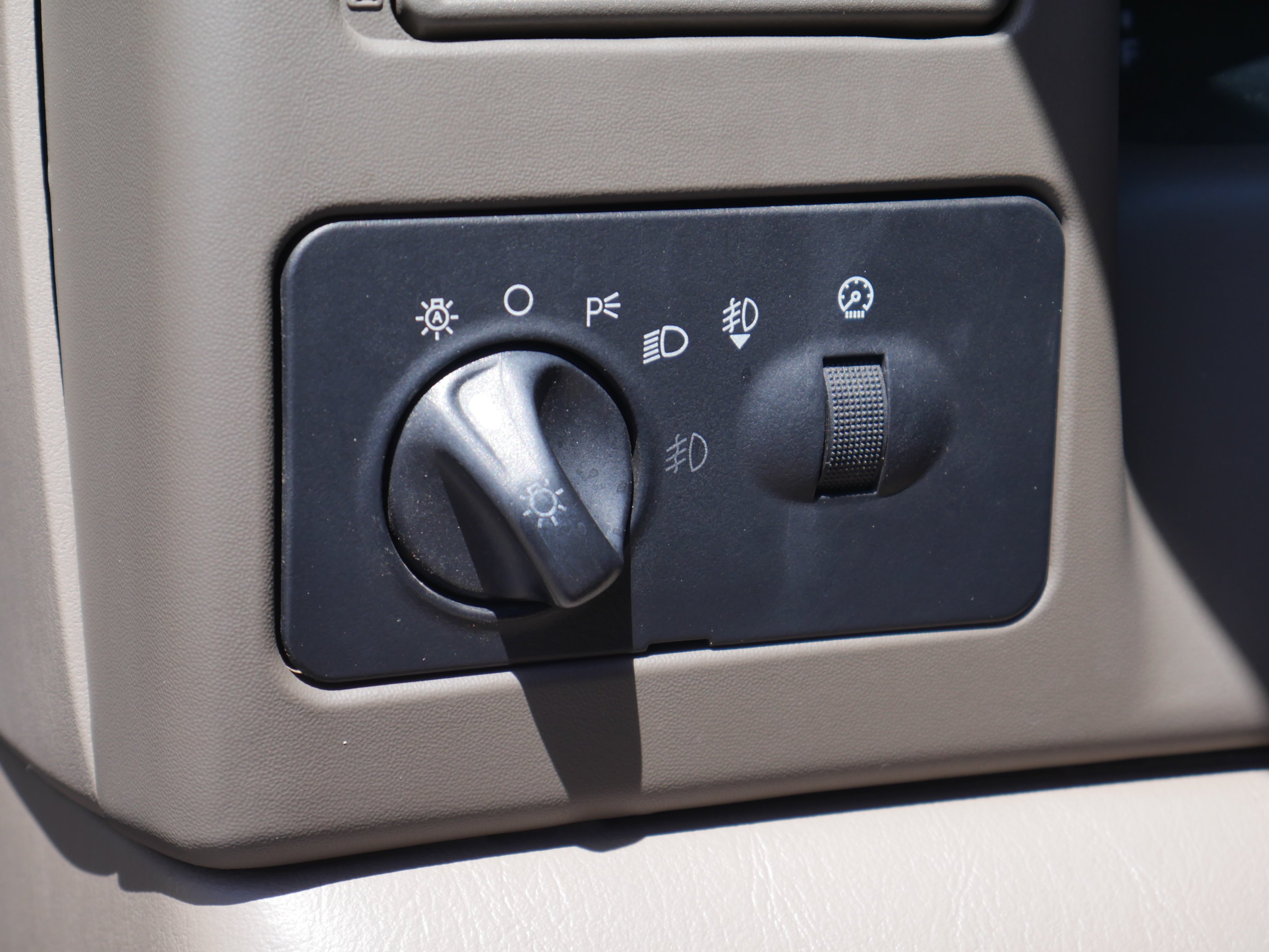 Used 2004 Dark Green Satin Clearcoat Ford Lariat image 6