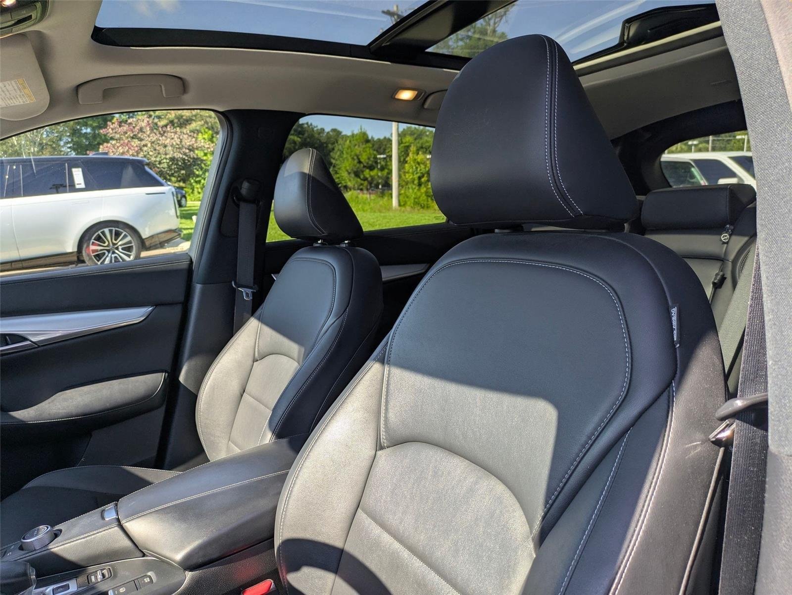 Used 2020  INFINITI  image 13
