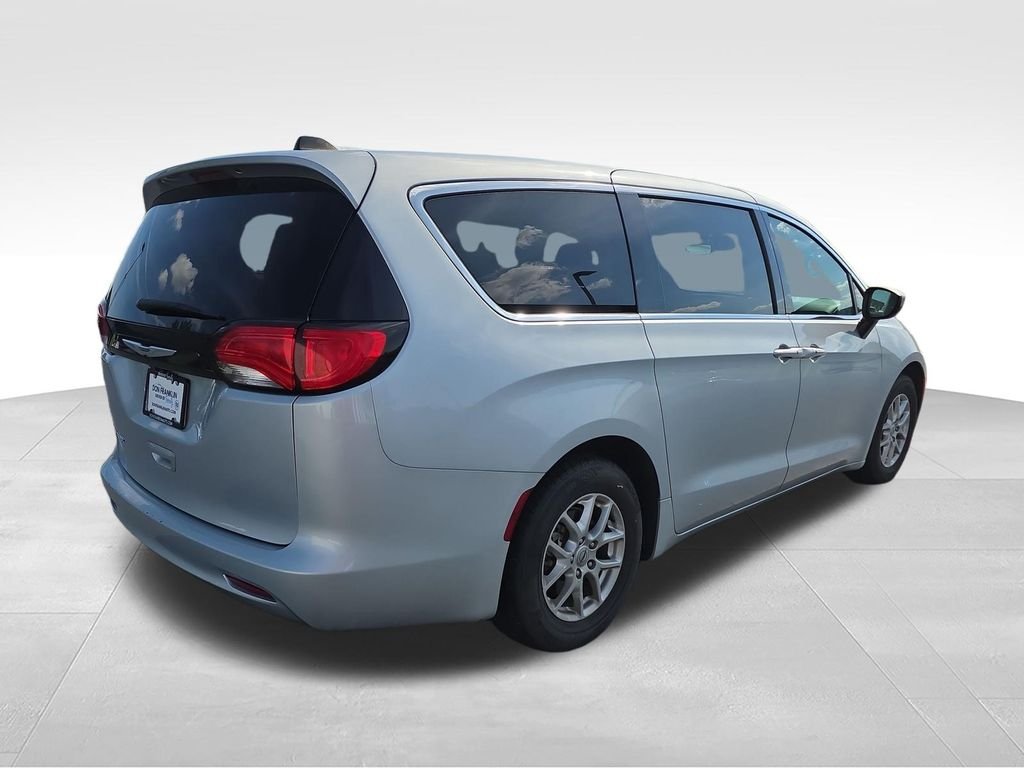 Used 2023 Silver Chrysler LX image 5