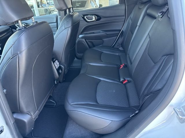 New 2026 Bright White Clear-Coat Exterior Paint Jeep Latitude image 26