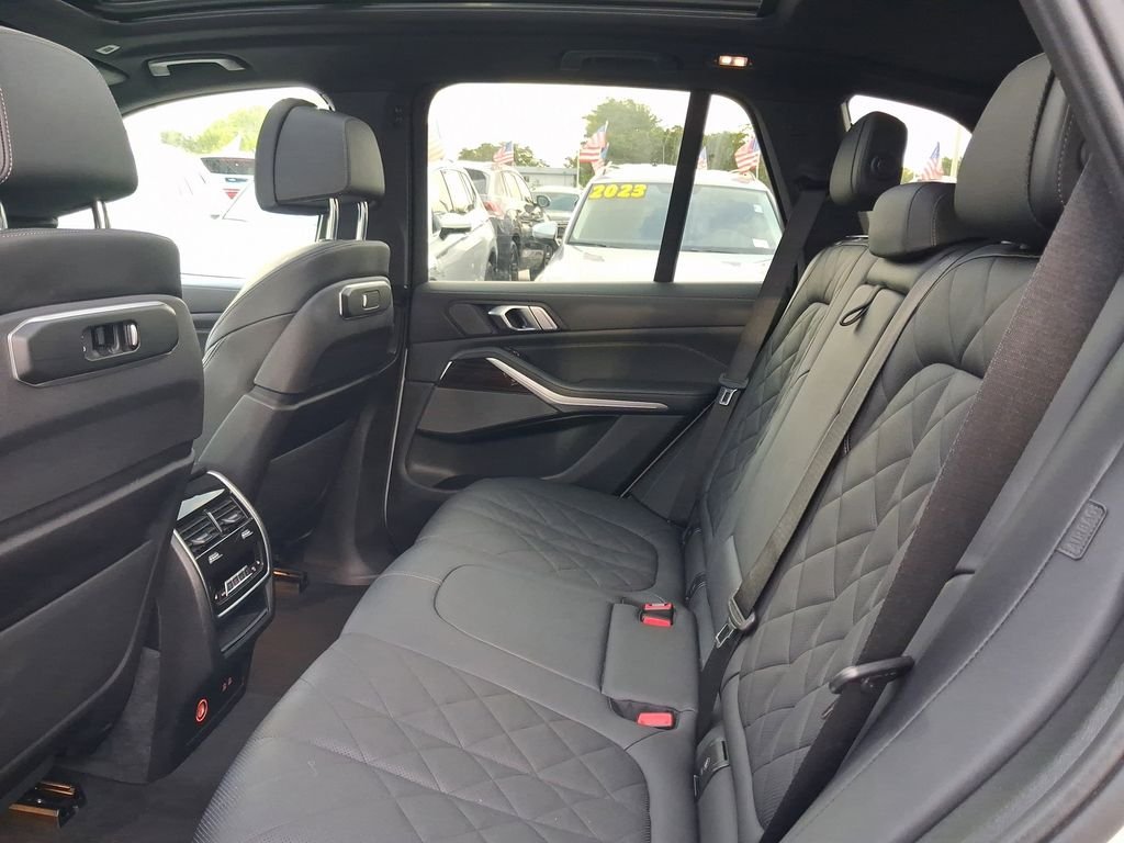 Used 2024 White BMW sDrive40i image 11