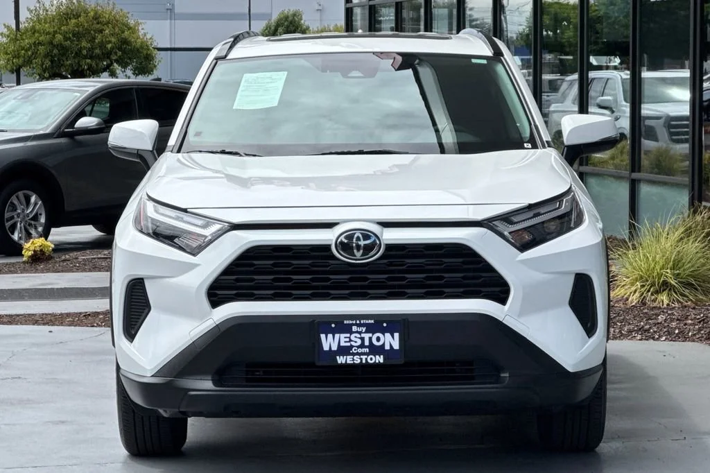 2025 Toyota RAV4 XLE - Photo 9
