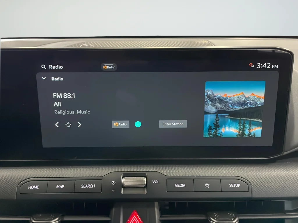 Used 2025 White Kia LXS image 15