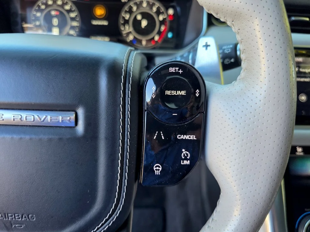 Used 2018 White Land Rover SVR image 25