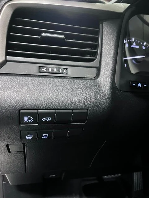 Used 2022 White Lexus 350L image 25