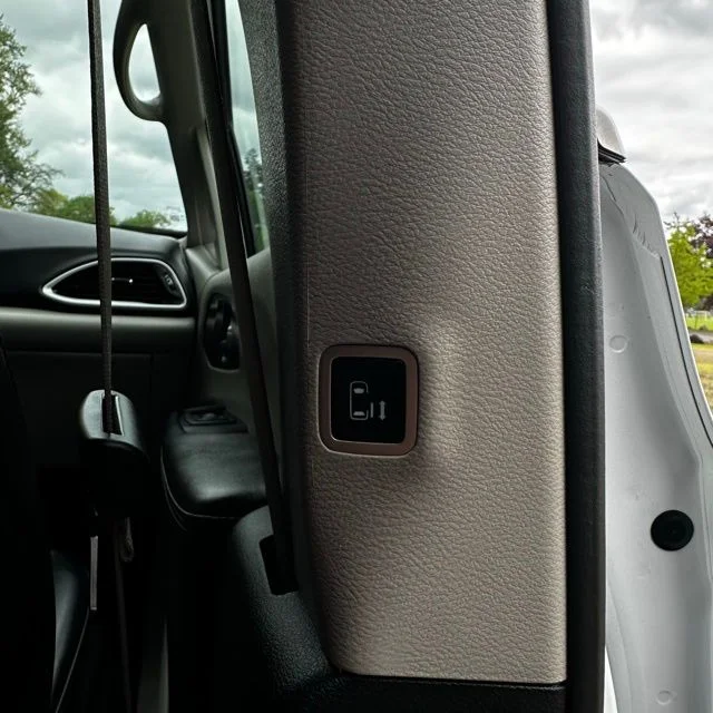 Used 2023 Bright White Clearcoat Chrysler Touring L image 18