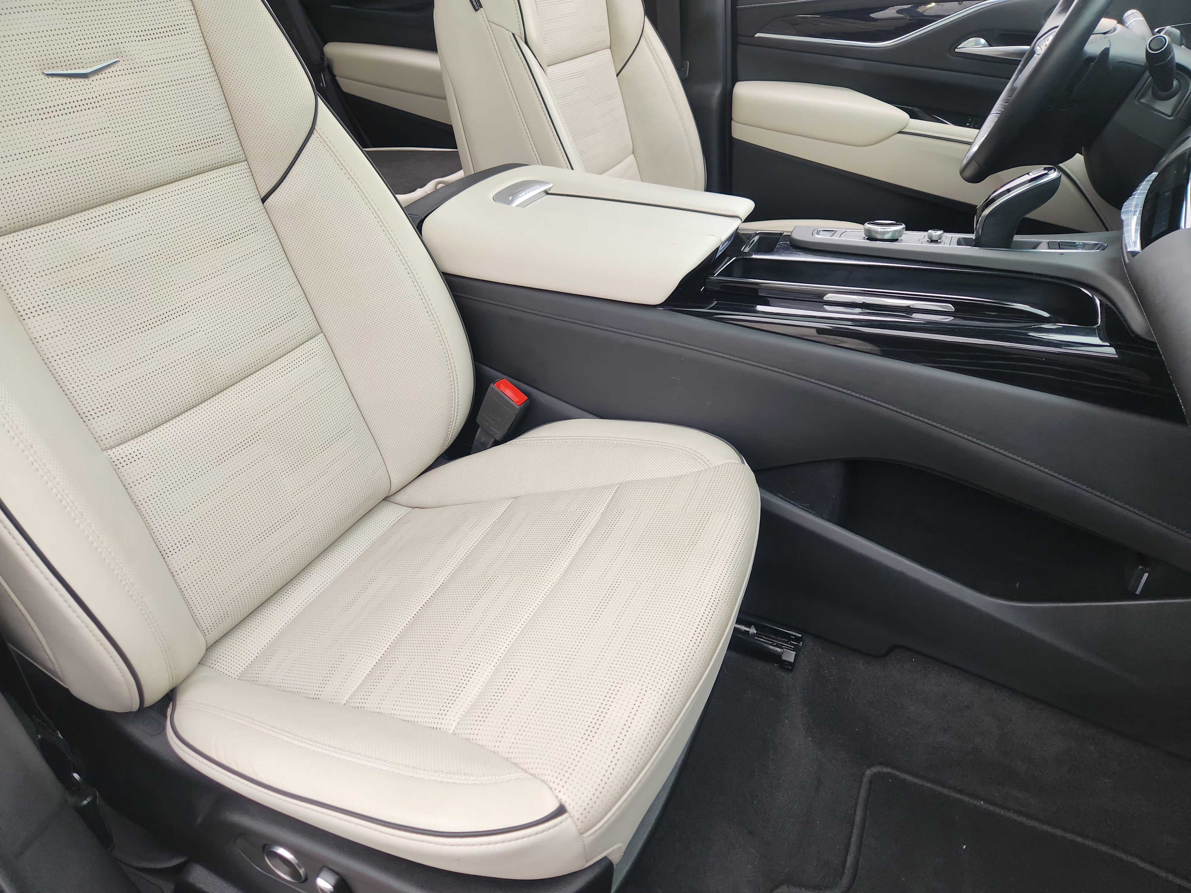 Used 2024 Crystal White Tricoat Cadillac Sport image 15