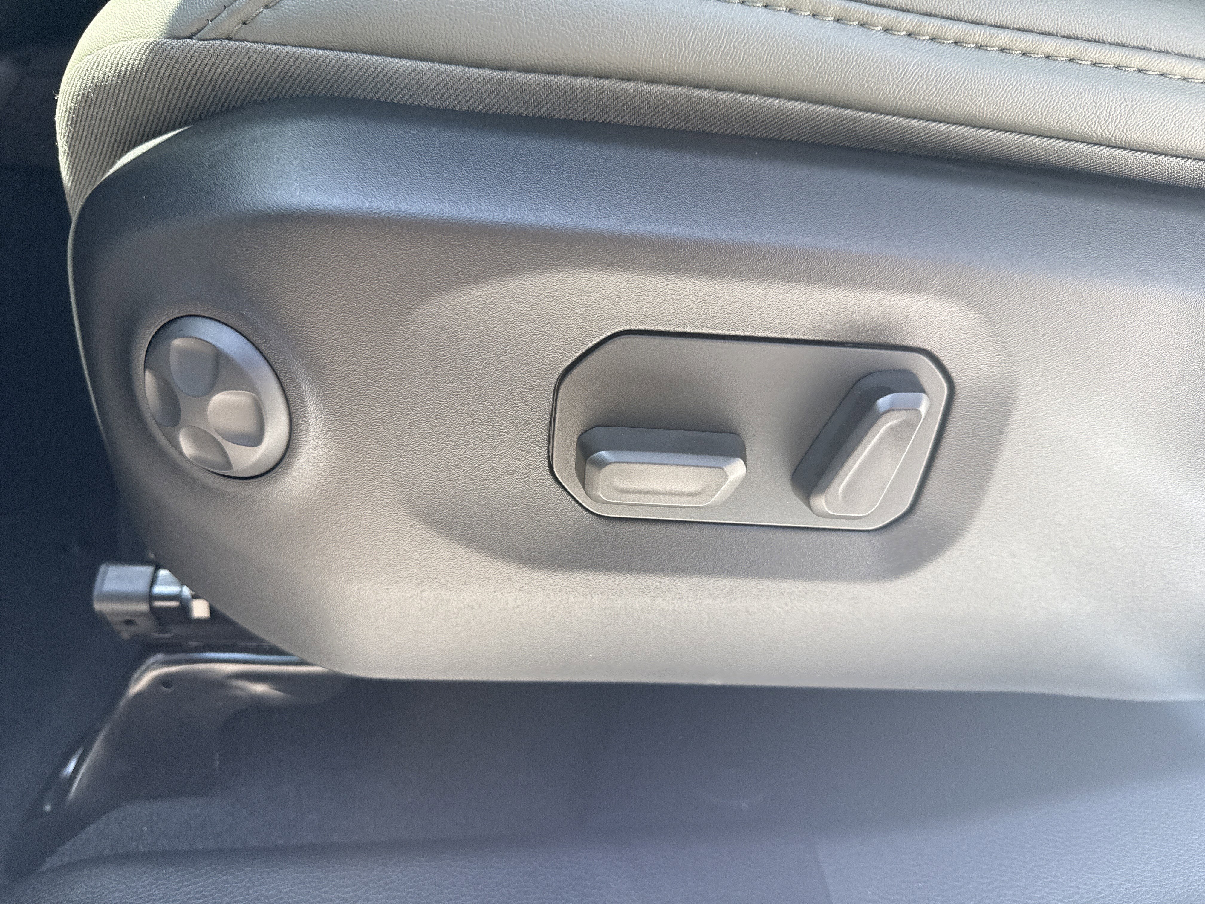 New 2026 Bright White Clear-Coat Exterior Paint Jeep Mojave X image 10