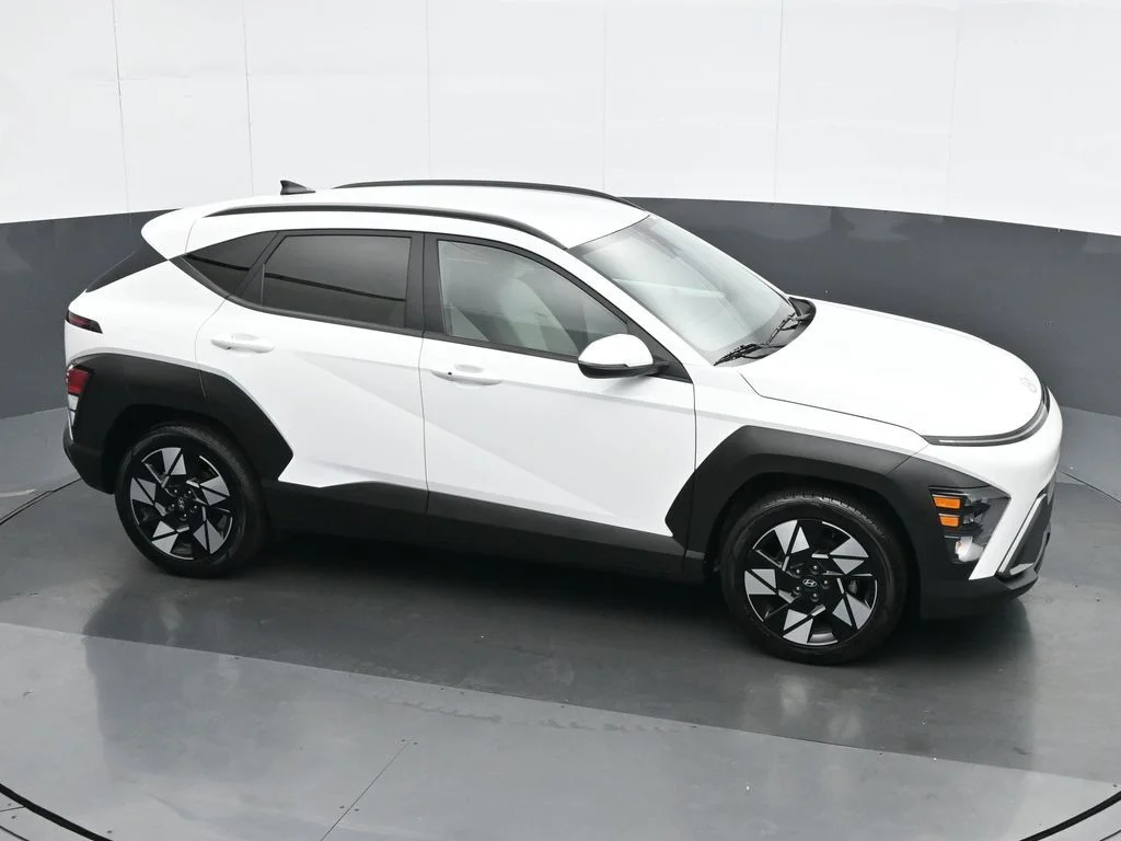Used 2025 White Hyundai SEL image 24