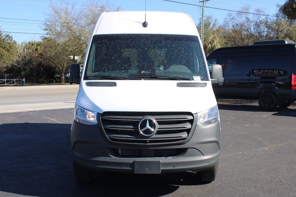 New 2026 Arctic+White Mercedes-Benz Crew 144 WB image 52