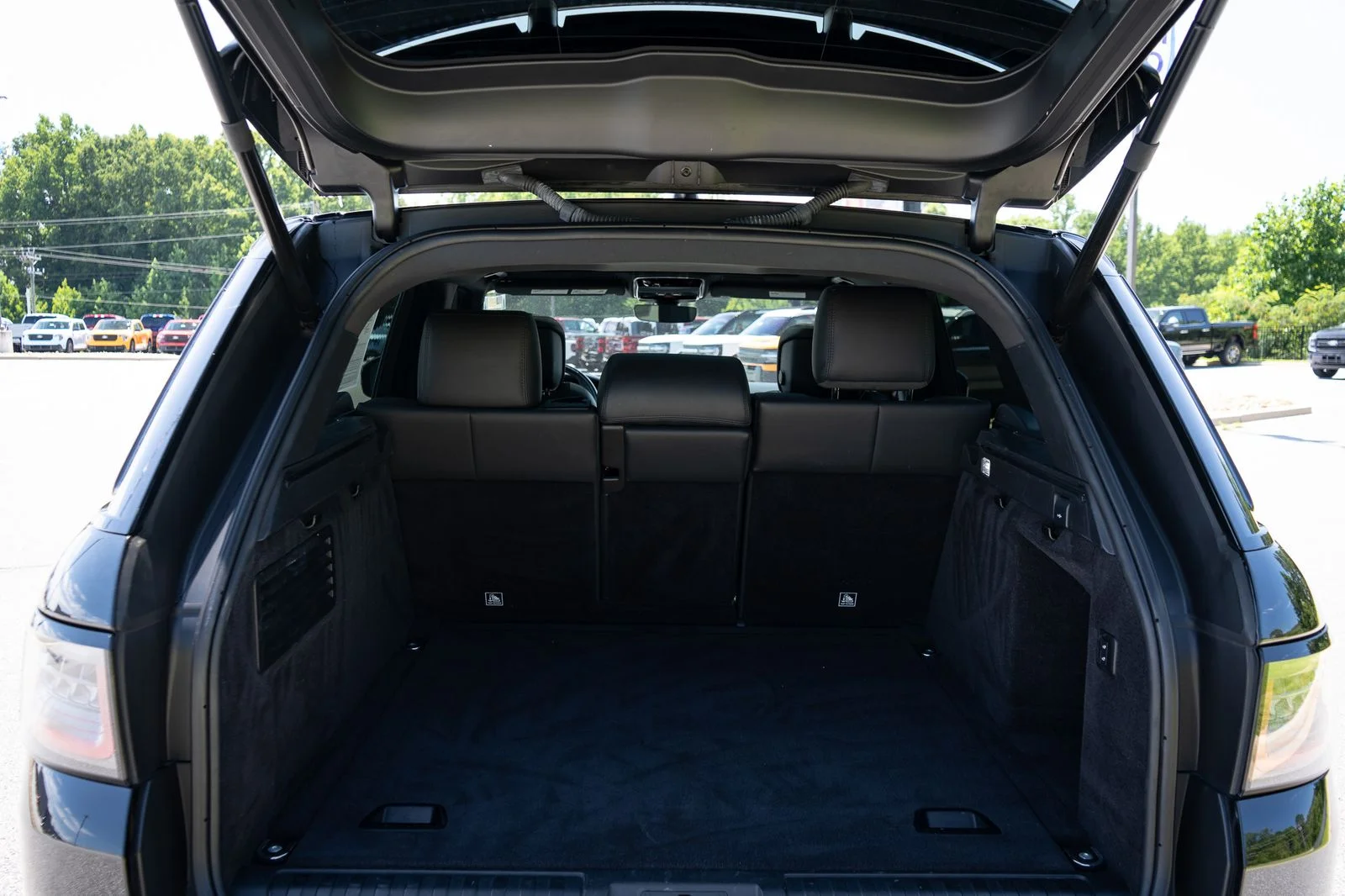 Used 2022 Black Land Rover HSE Silver Edition image 9