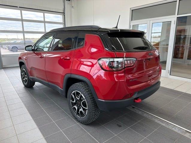 Used 2025 Red Jeep  image 3