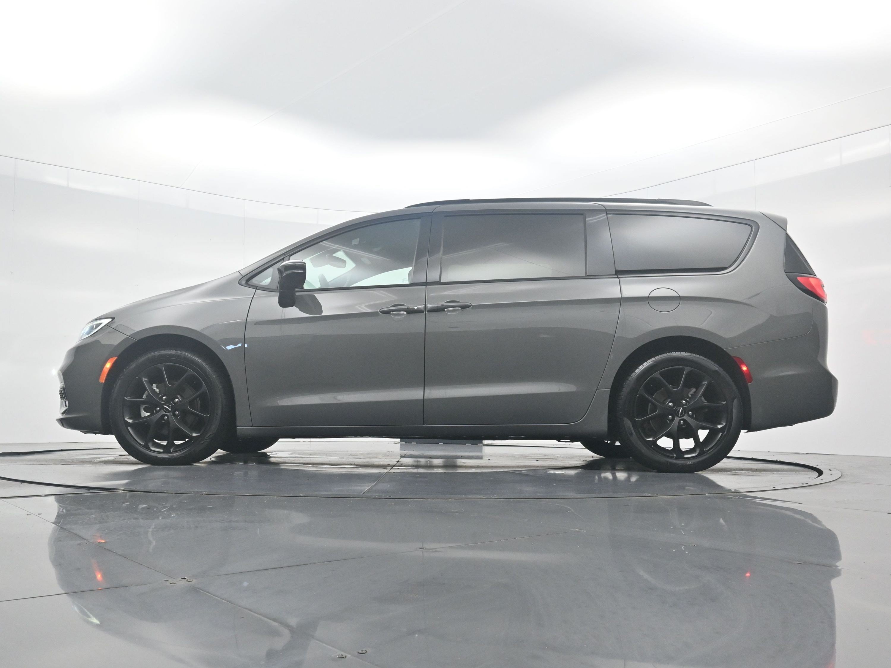 Used 2025 Ceramic Gray Clearcoat Chrysler Limited image 32