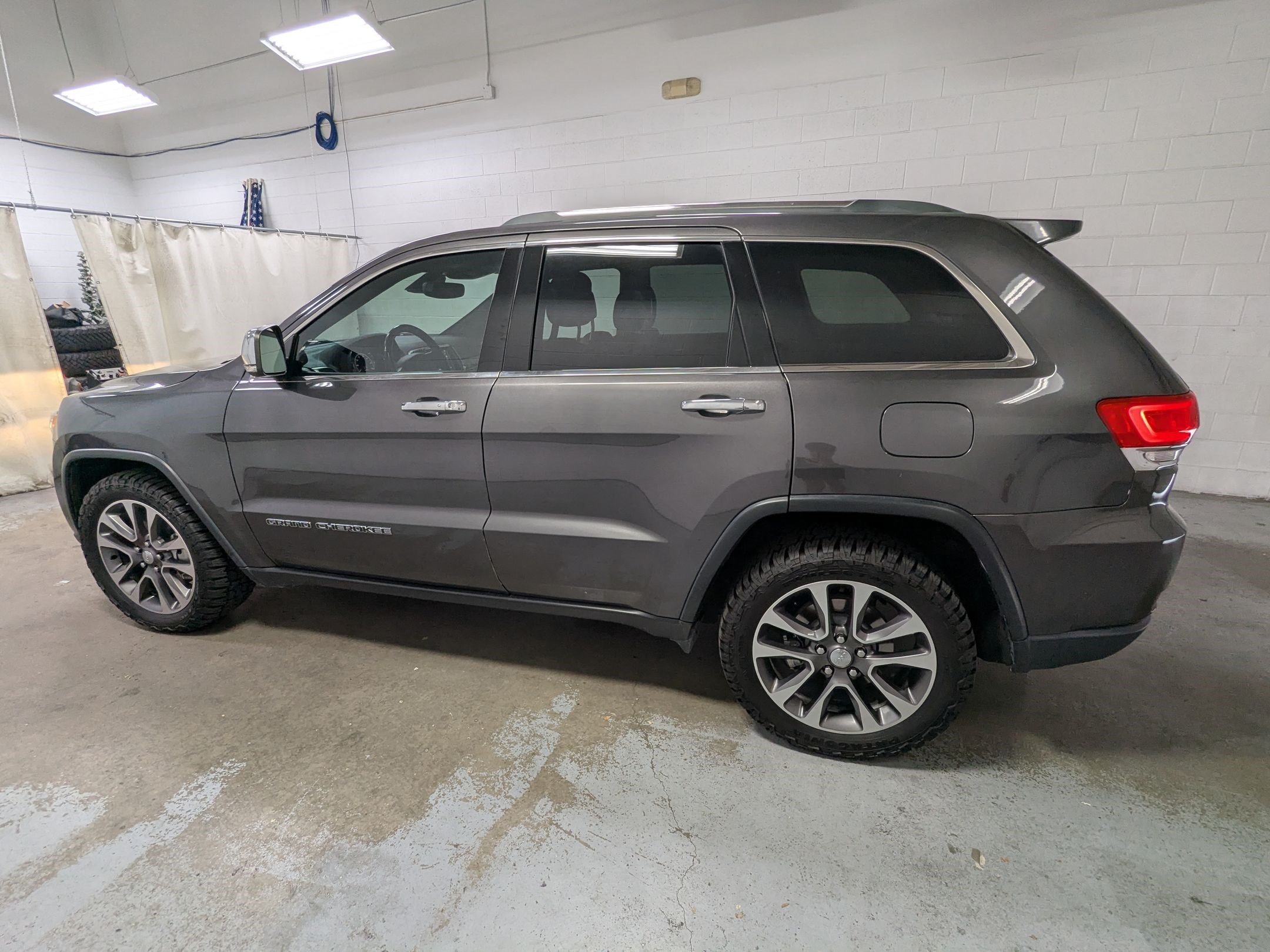 Used 2018 Granite Crystal Metallic Clearcoat Jeep Limited image 8