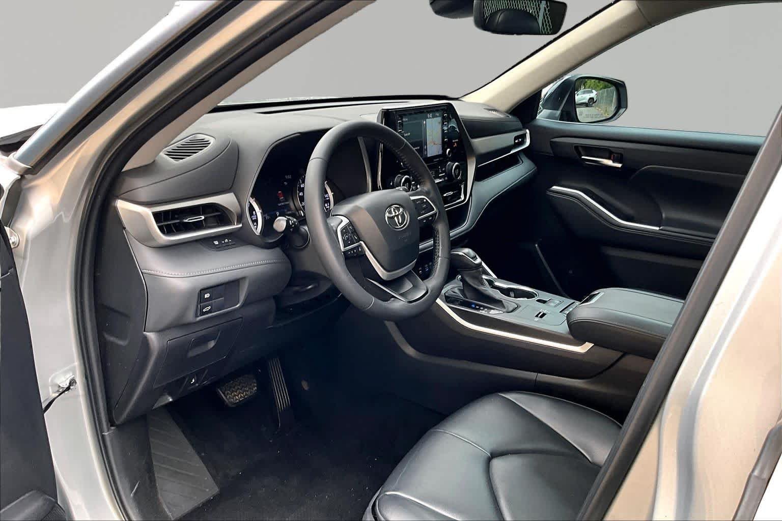Used 2022 Celestial Silver Metallic Toyota XLE image 18