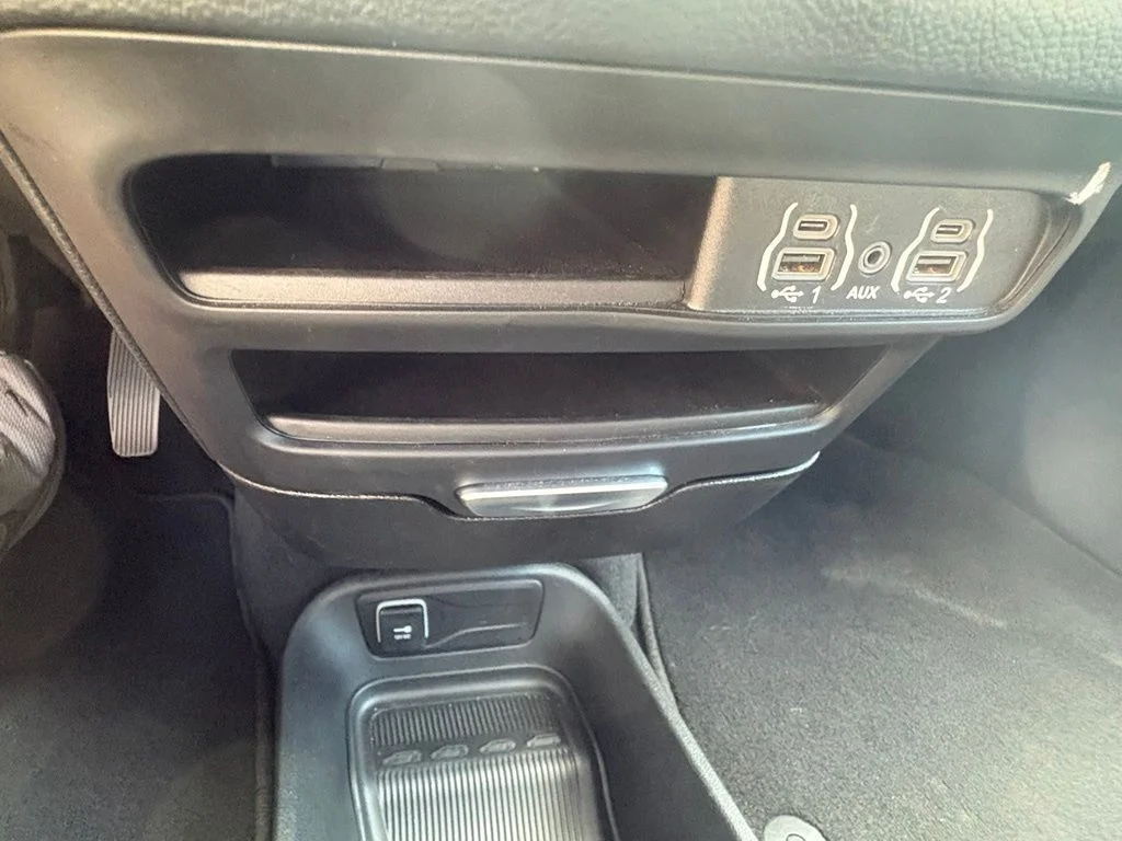 Used 2025 White/off-white Chrysler Select image 24