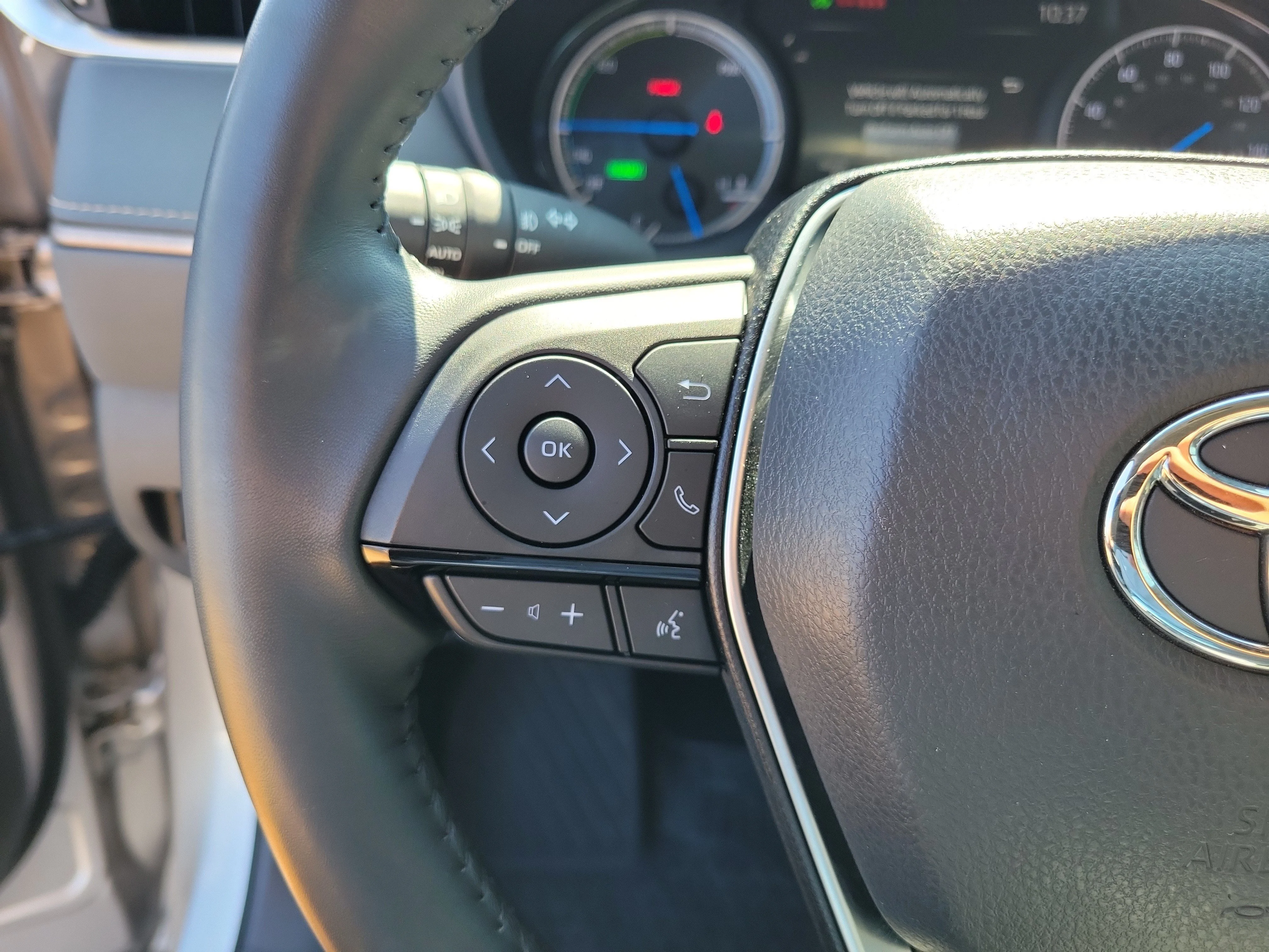 Used 2023 Champagne Toyota LE image 25