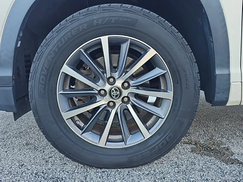 Used 2017 White Toyota XLE image 9