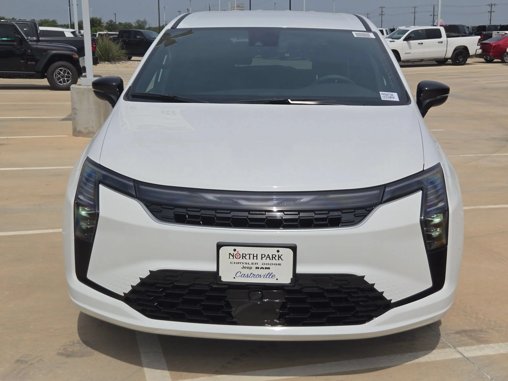 New 2027 Bright White Clear-Coat Exterior Paint Chrysler Select image 8