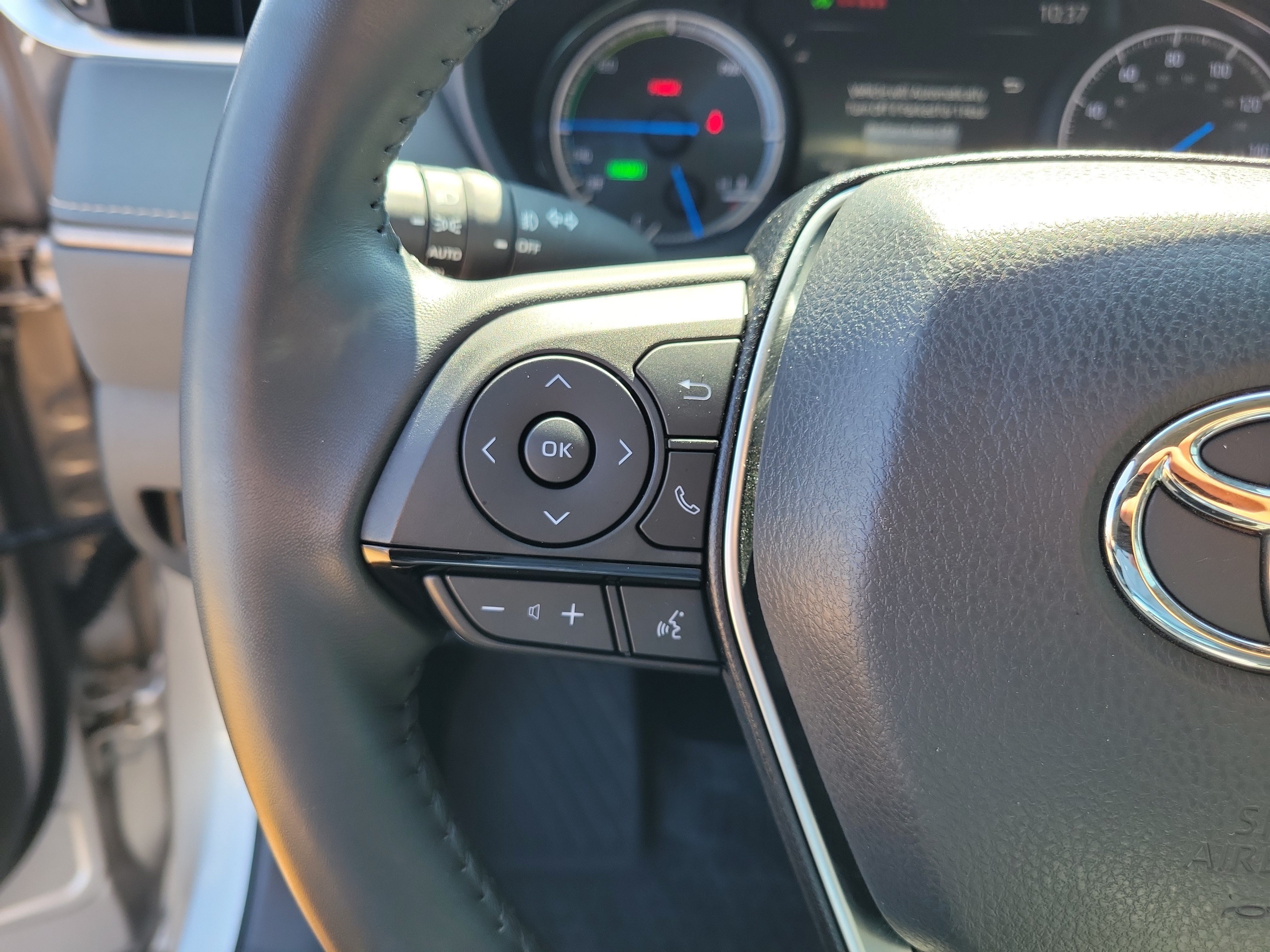 Used 2023 Champagne Toyota LE image 25