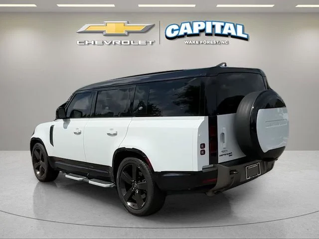 Used 2023 White Land Rover X-Dynamic SE image 3