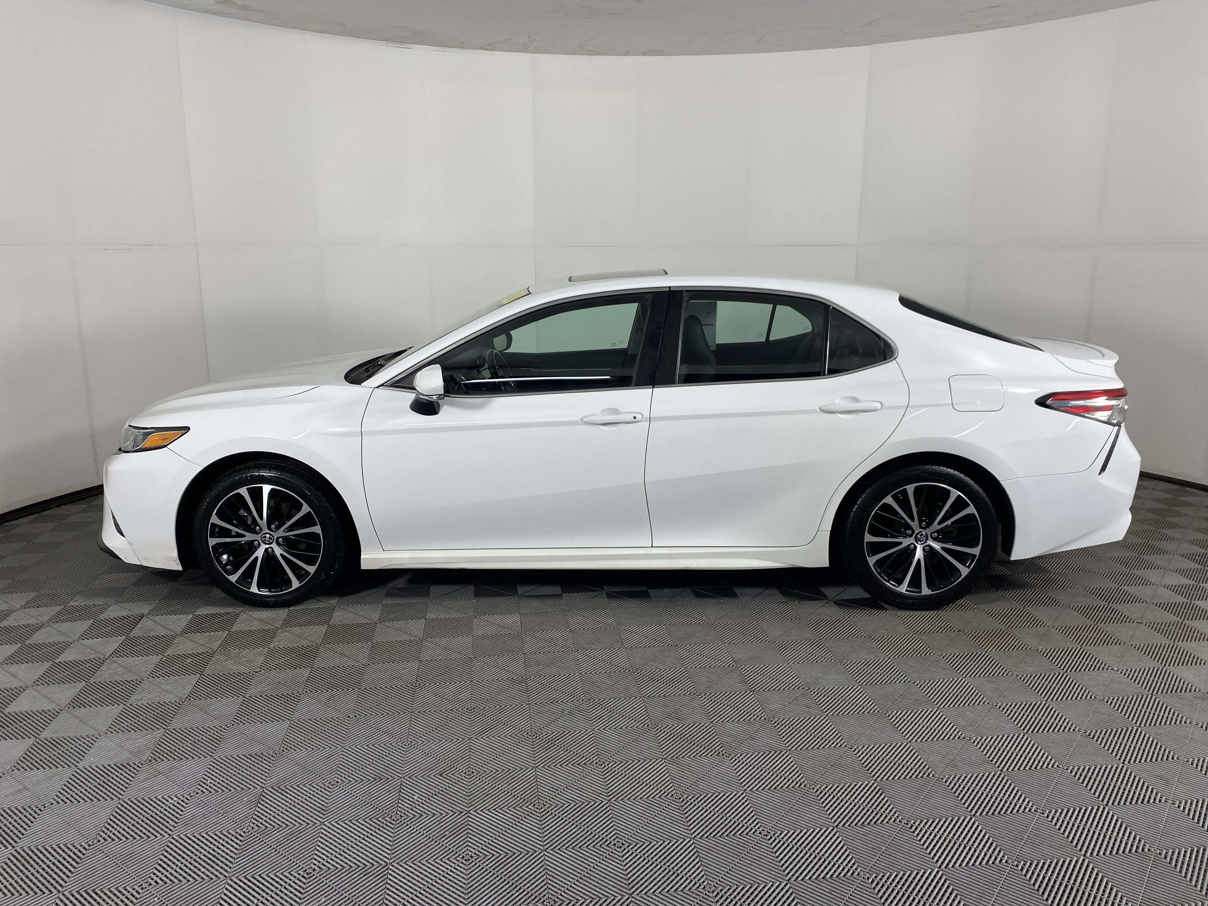 Used 2018 Super White Toyota SE image 9