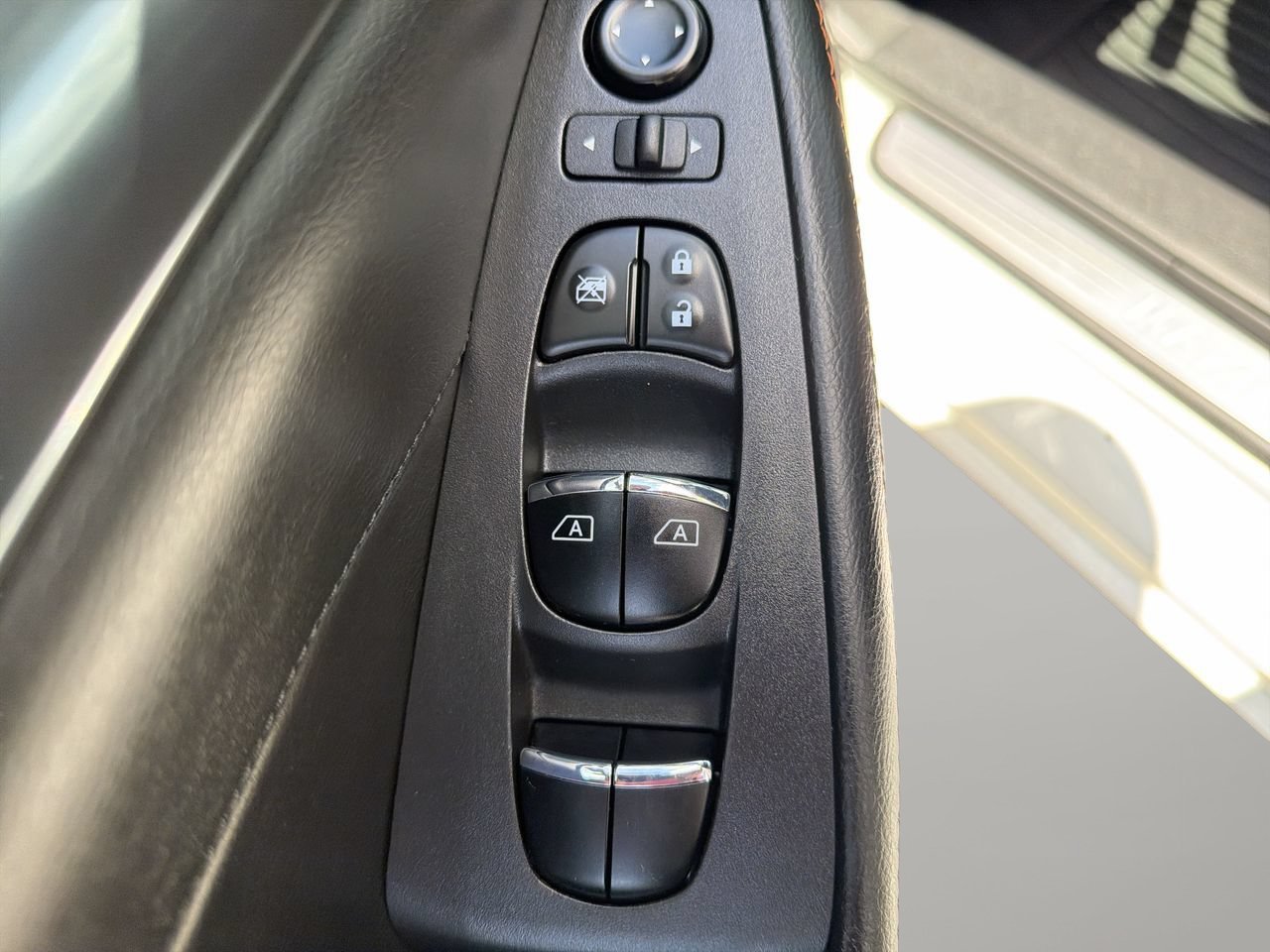 Used 2023 Pearl White Tricoat Nissan SR image 17